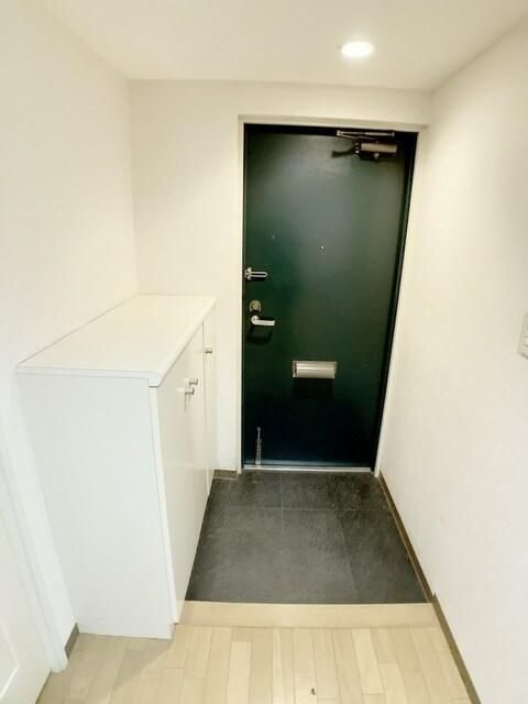 潮ハイツの玄関
