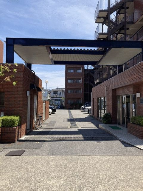 潮ハイツのエントランス