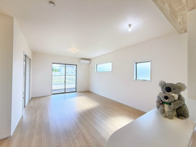 【居間・リビング】 | 安中市古屋　平屋　新築住宅 | 窓から差し込む陽光がリビングでくつろぐ家族を暖かく包み込みます。光溢れる空間で子育てする喜び。生活の中心となるLDKで贅沢な時間を家族とお過ごしください。