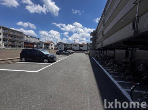 ケイズコートの駐車場|駐車場があるので、車を買う予定の方も安心です
