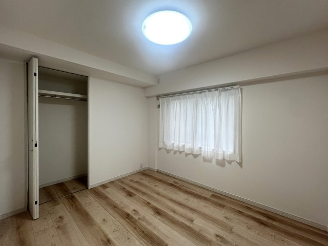 徒に、バス停・サイゼ・スーパー・小中学校歩10分圏内。ほら、駅チカが全てじゃないでしょ？一度楽したらもう後戻りはできないその感覚を私たちが防ぎます！な、【リフォーム／アークハイム東戸塚】の洋室