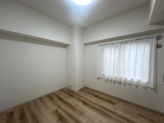徒に、バス停・サイゼ・スーパー・小中学校歩10分圏内。ほら、駅チカが全てじゃないでしょ？一度楽したらもう後戻りはできないその感覚を私たちが防ぎます！な、【リフォーム／アークハイム東戸塚】の洋室