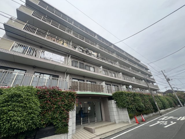 徒に、バス停・サイゼ・スーパー・小中学校歩10分圏内。ほら、駅チカが全てじゃないでしょ？一度楽したらもう後戻りはできないその感覚を私たちが防ぎます！な、【リフォーム／アークハイム東戸塚】の外観