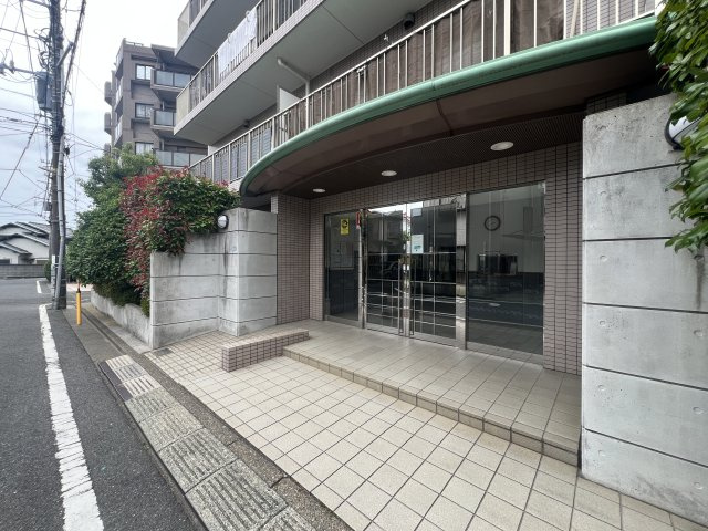 徒に、バス停・サイゼ・スーパー・小中学校歩10分圏内。ほら、駅チカが全てじゃないでしょ？一度楽したらもう後戻りはできないその感覚を私たちが防ぎます！な、【リフォーム／アークハイム東戸塚】のエントランス