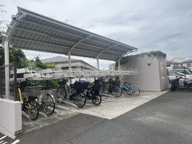 徒に、バス停・サイゼ・スーパー・小中学校歩10分圏内。ほら、駅チカが全てじゃないでしょ？一度楽したらもう後戻りはできないその感覚を私たちが防ぎます！な、【リフォーム／アークハイム東戸塚】の駐輪場