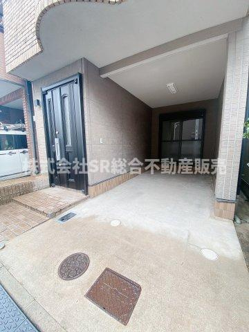 横小路町5丁目中古戸建の駐車場|お車をお持ちの方には必要な駐車場はビルトインガレージ（車種による）です！自転車・バイク置場としても使用できます。