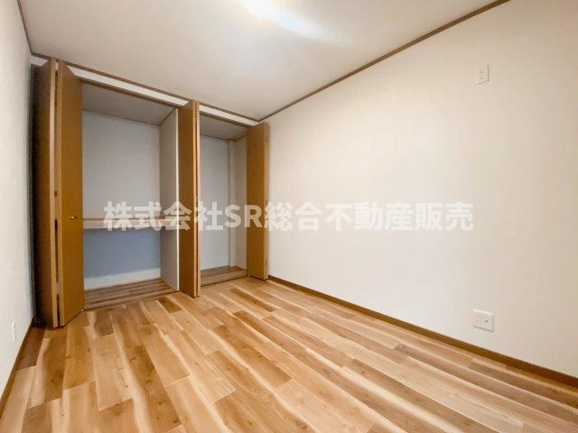 横小路町5丁目中古戸建の洋室|壁一面クローゼットのあるお部屋です！