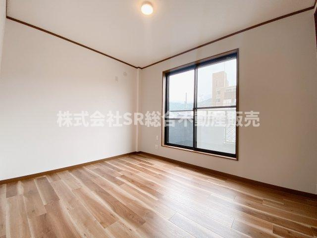 横小路町5丁目中古戸建の洋室|大きな窓から採光たっぷり入る明るいお部屋です！