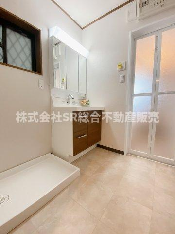 横小路町5丁目中古戸建の脱衣所|室内洗濯機置場もあり清潔感のある脱衣場です！