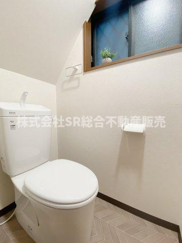 横小路町5丁目中古戸建のトイレ|1Fトイレは温水洗浄便座なしです。