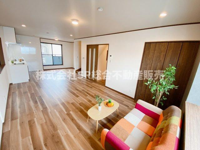 横小路町5丁目中古戸建の居間・リビング|ご家族と毎日顔を合わせられる造りです♪