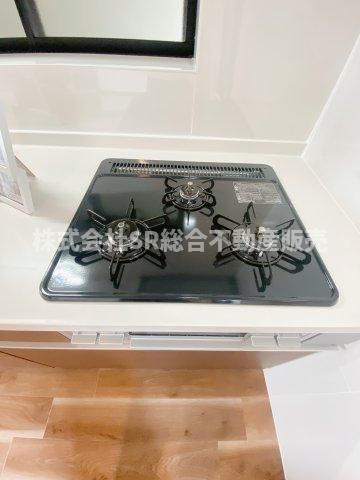 横小路町5丁目中古戸建のキッチン|3口コンロ、グリル付きです！