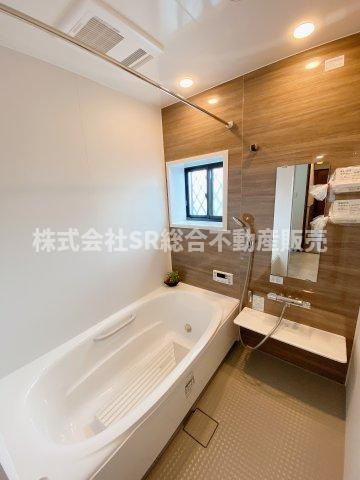 横小路町5丁目中古戸建の浴室|足を伸ばしてゆったりと浸かれる浴槽です♪