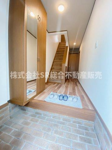 横小路町5丁目中古戸建の玄関|玄関には姿見付のシューズボックスもございます！