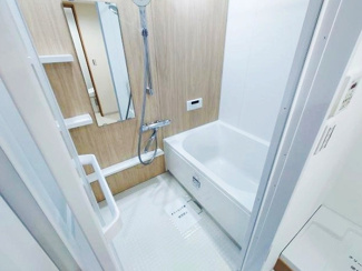 【浴室】 | コボリマンション夙川老松台D棟 | 浴室乾燥機付なので雨の日や花粉が強い日も安心お洗濯