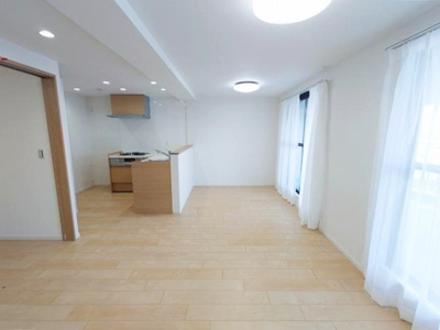 【居間・リビング】 | コボリマンション夙川老松台D棟 | 2026年4月リフォーム済の綺麗な住まい。南東向き、陽当たり良好、ゆとりのある2LDK