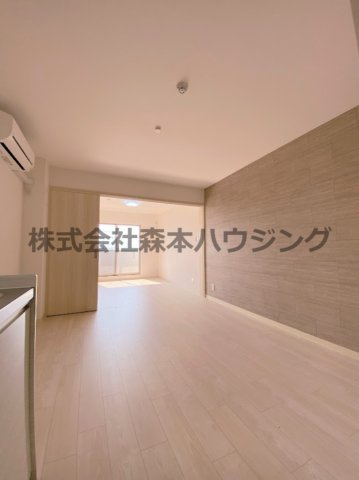 【居間・リビング】 | 　ピレーネ北条Ⅰ | ※同タイプ別室の写真となります。
　設備内容や内装色調など相違がある場合は実際のお部屋の現状優先となります。
