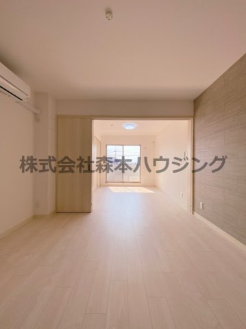 【居間・リビング】 | 　ピレーネ北条Ⅰ | ※同タイプ別室の写真となります。
　設備内容や内装色調など相違がある場合は実際のお部屋の現状優先となります。