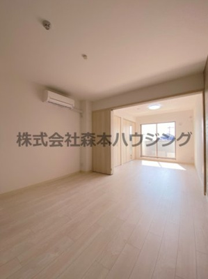 【居間・リビング】 | 　ピレーネ北条Ⅰ | ※同タイプ別室の写真となります。
　設備内容や内装色調など相違がある場合は実際のお部屋の現状優先となります。