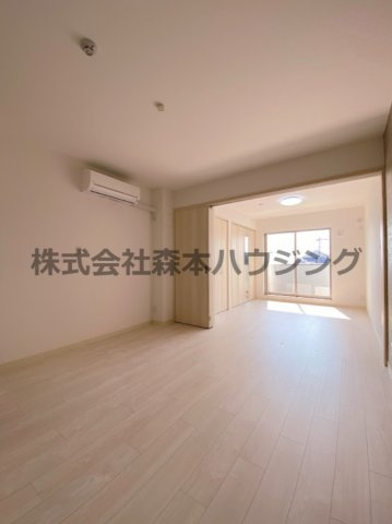 【居間・リビング】 | 　ピレーネ北条Ⅰ | ※同タイプ別室の写真となります。
　設備内容や内装色調など相違がある場合は実際のお部屋の現状優先となります。