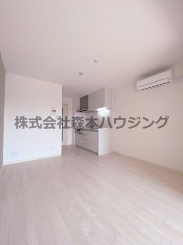 【居間・リビング】 | 　ピレーネ北条Ⅰ | ※同タイプ別室の写真となります。
　設備内容や内装色調など相違がある場合は実際のお部屋の現状優先となります。