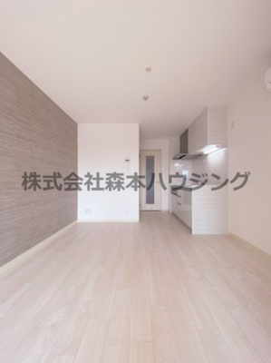 【居間・リビング】 | 　ピレーネ北条Ⅰ | ※同タイプ別室の写真となります。
　設備内容や内装色調など相違がある場合は実際のお部屋の現状優先となります。