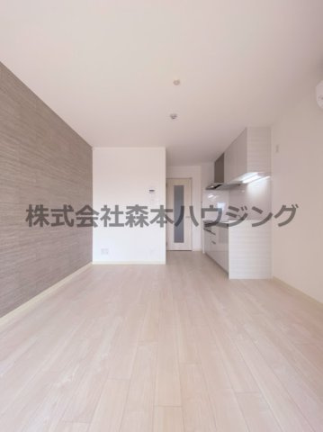【居間・リビング】 | 　ピレーネ北条Ⅰ | ※同タイプ別室の写真となります。
　設備内容や内装色調など相違がある場合は実際のお部屋の現状優先となります。