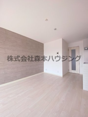 【居間・リビング】 | 　ピレーネ北条Ⅰ | ※同タイプ別室の写真となります。
　設備内容や内装色調など相違がある場合は実際のお部屋の現状優先となります。