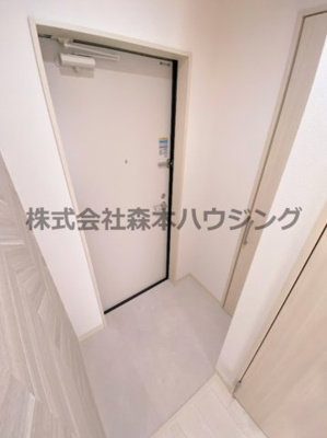 【玄関】 | 　ピレーネ北条Ⅰ | ※同タイプ別室の写真となります。
　設備内容や内装色調など相違がある場合は実際のお部屋の現状優先となります。