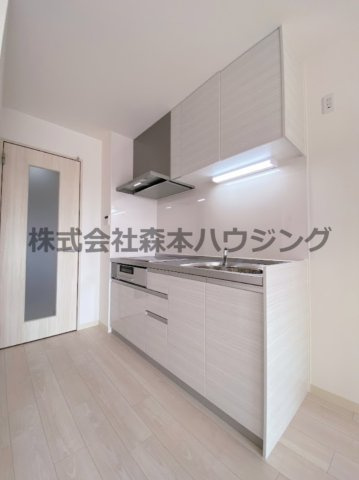 【キッチン】 | 　ピレーネ北条Ⅰ | ※同タイプ別室の写真となります。
　設備内容や内装色調など相違がある場合は実際のお部屋の現状優先となります。
