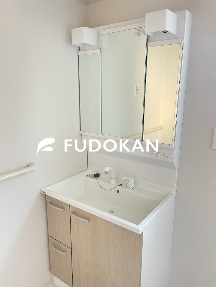 天童市柏木町【新築建売】リリーフC棟の独立洗面台|三面鏡の洗面台は、スタイリッシュなだけでなく収納力もあります。