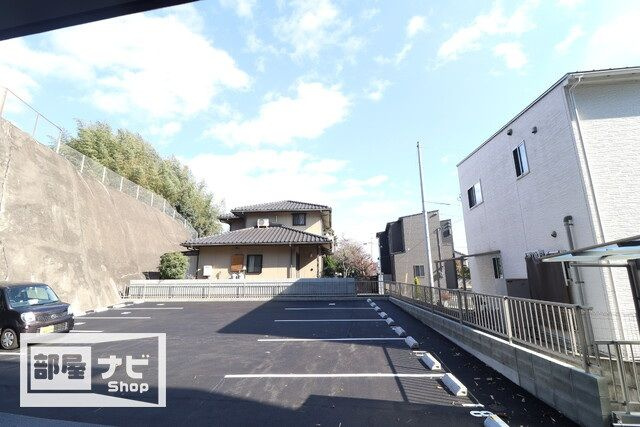 クレール東福山の駐車場