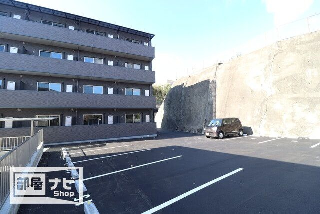 クレール東福山の駐車場