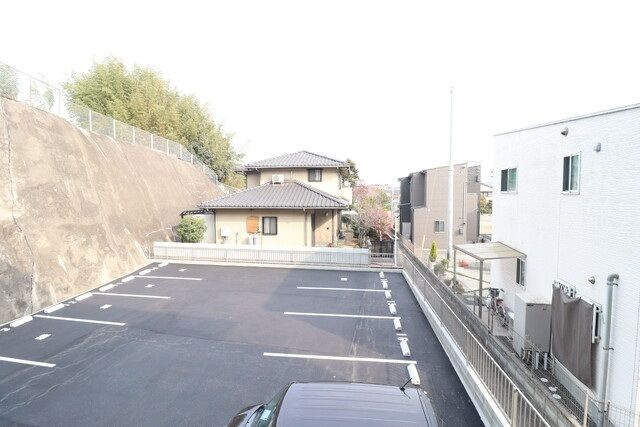 クレール東福山の駐車場