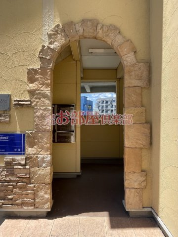 リブレア津福本町A棟のエントランス|ゆとりのあるエントランスです