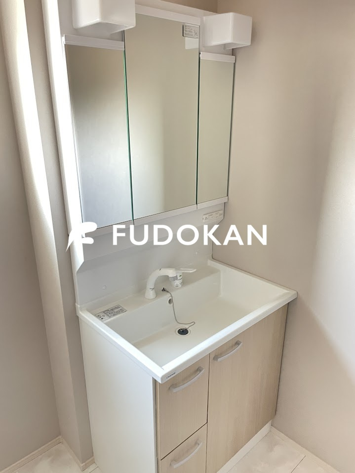 天童市柏木町【新築建売】リリーフD棟の独立洗面台|三面鏡の洗面台は、スタイリッシュなだけでなく収納力もあります。