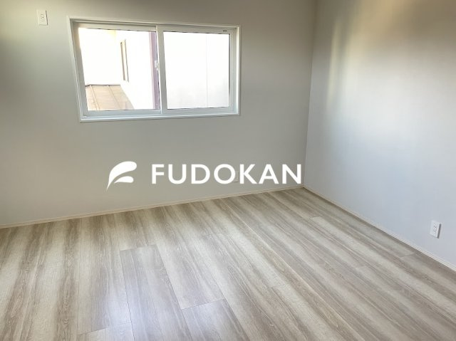 天童市柏木町【新築建売】リリーフD棟の寝室|大きいベットを置いてもスペースの取れる寝室です。