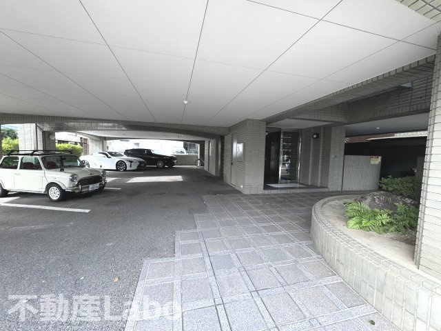 レジデンス伊月の駐車場
