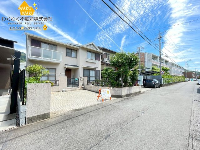 中古戸建の前面道路含む現地写真