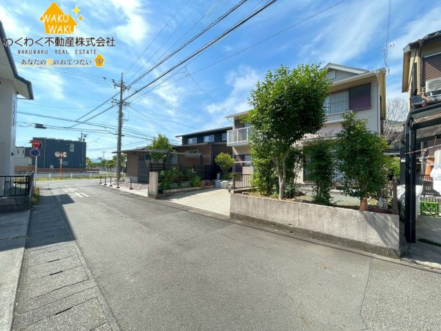 中古戸建の前面道路含む現地写真