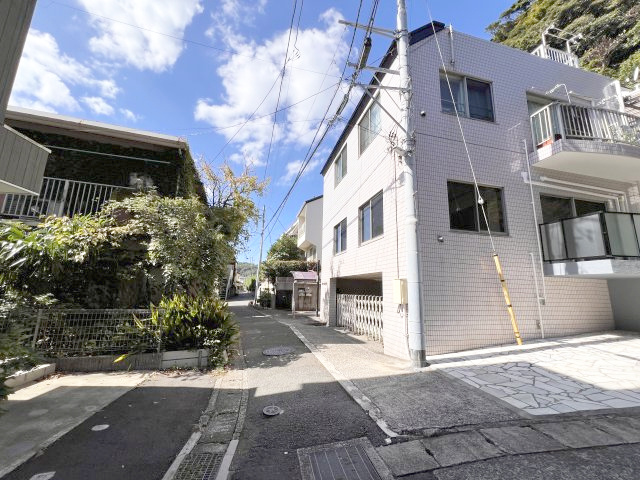 グレードⅠ逗子　デザイナーズマンション　2階の周辺|前面道路