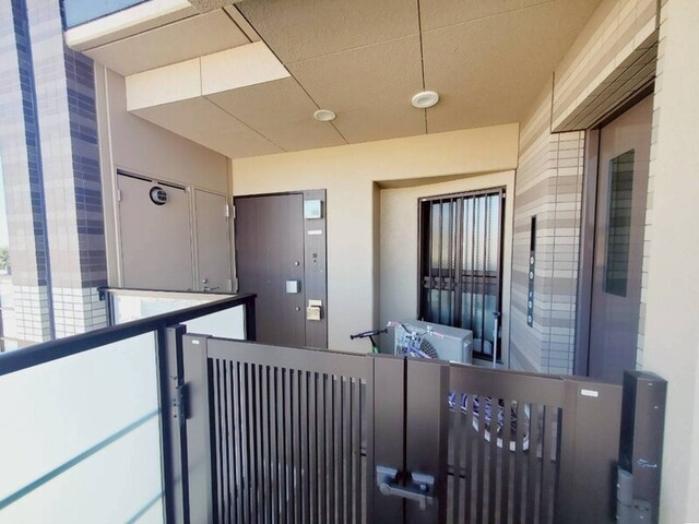 【26.1帖の大空間LDK】高知市升形　クレアホームズ升形ザ・レジデンス　中古マンションの玄関|プライバシーを保てる、門扉付きのゆったり専用ポーチ。