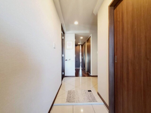 【26.1帖の大空間LDK】高知市升形　クレアホームズ升形ザ・レジデンス　中古マンションの玄関|奥行きと明るさを感じられる、開放的な玄関ホール。
