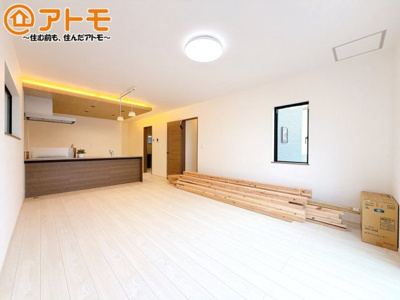 【居間・リビング】 | 沼津市大岡3期　新築一戸建て　全1棟 | 家族団らんのイメージは、リビングを思い浮かべませんか？リビングこそ広々とした空間が良いですね♪