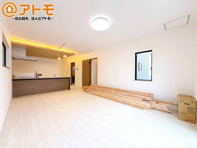 【居間・リビング】 | 沼津市大岡3期　新築一戸建て　全1棟 | 家族団らんのイメージは、リビングを思い浮かべませんか？リビングこそ広々とした空間が良いですね♪