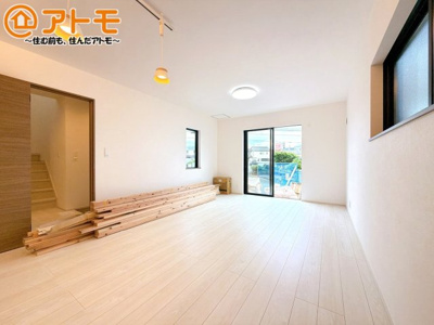 【居間・リビング】 | 沼津市大岡3期　新築一戸建て　全1棟 | 広々と開放的なLDKは、家族が自然と集まる広さ♪お子様のリビング学習にもピッタリ♪