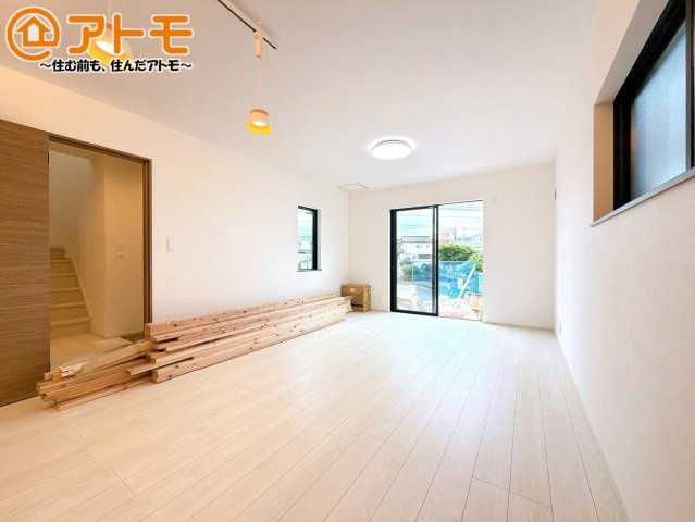 【居間・リビング】 | 沼津市大岡3期　新築一戸建て　全1棟 | 広々と開放的なLDKは、家族が自然と集まる広さ♪お子様のリビング学習にもピッタリ♪