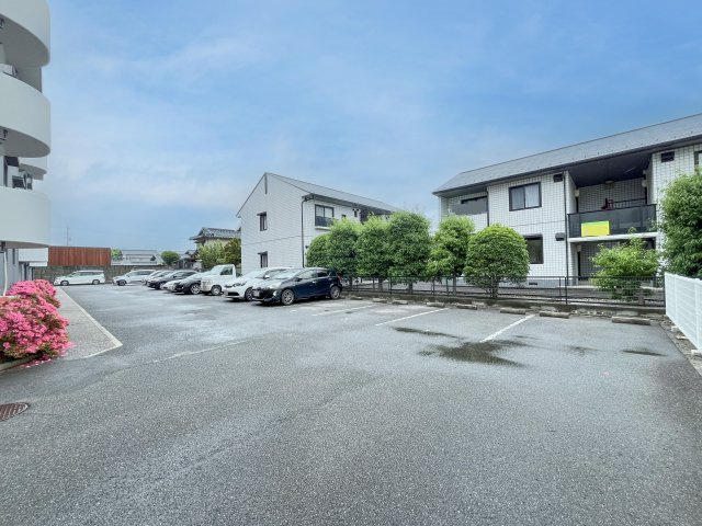 シャトー米子の駐車場