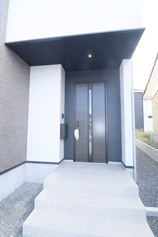郡山市富久山町福原字町田　　　  １号棟　　　明健小学校、明健中学区　の玄関