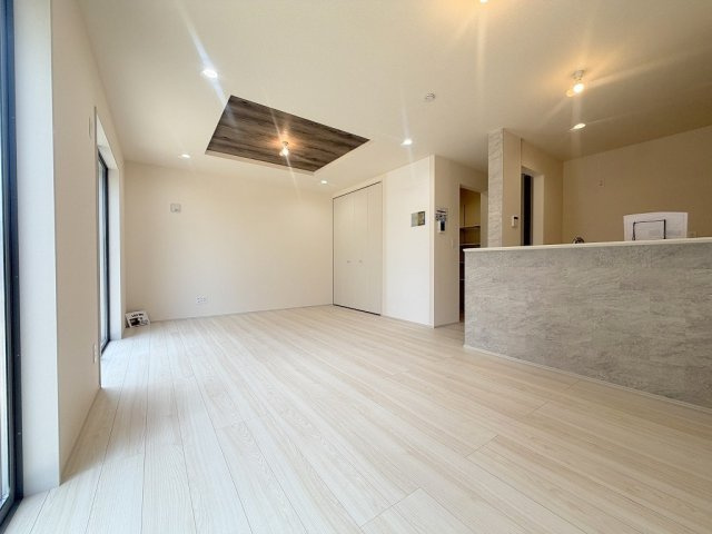 三郷市鷹野1丁目　新築戸建　全2棟　1号棟の居間・リビング|家族団らんで過ごすリビングは18帖の広さを確保